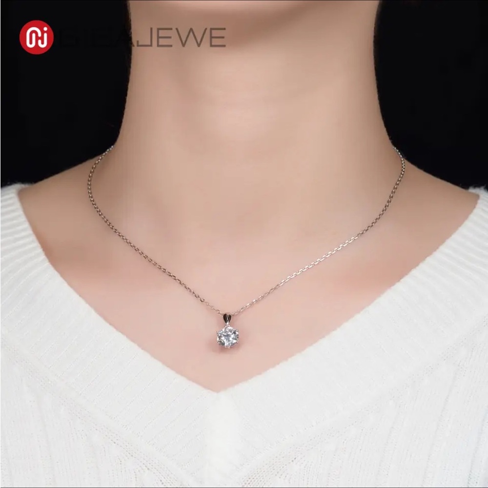 GIGAJEWE  2.0ct 8mm D Color Round 18K White Gold Plated 925 Silver Moissanite
